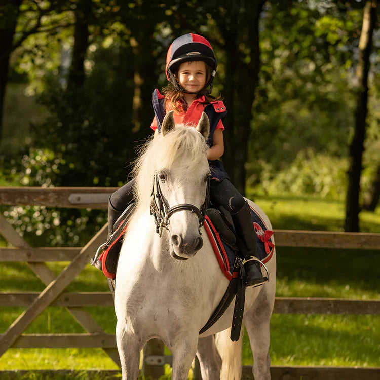A versatile children’s saddle designed for long rides, combining safety, comfort, and ergonomic support for young riders in training and endurance riding.